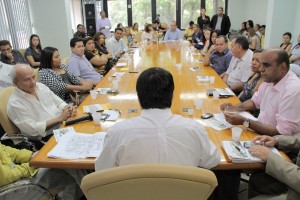 Governadro Camilo anuncia a obra ao lado dos secretáriso Hamiltyon Coutinhpo, Infraestrutura e Juliano Del castilo Silva, do Planejamento